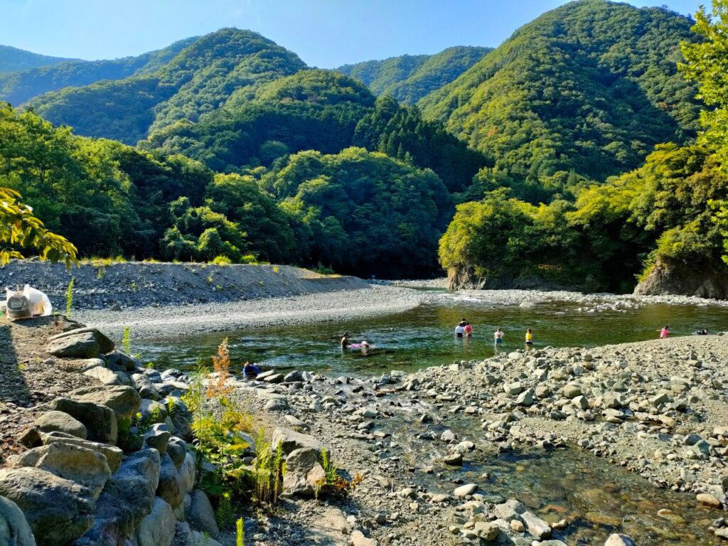 このまさわキャンプ場の道志川とこのまさわの合流ポイント