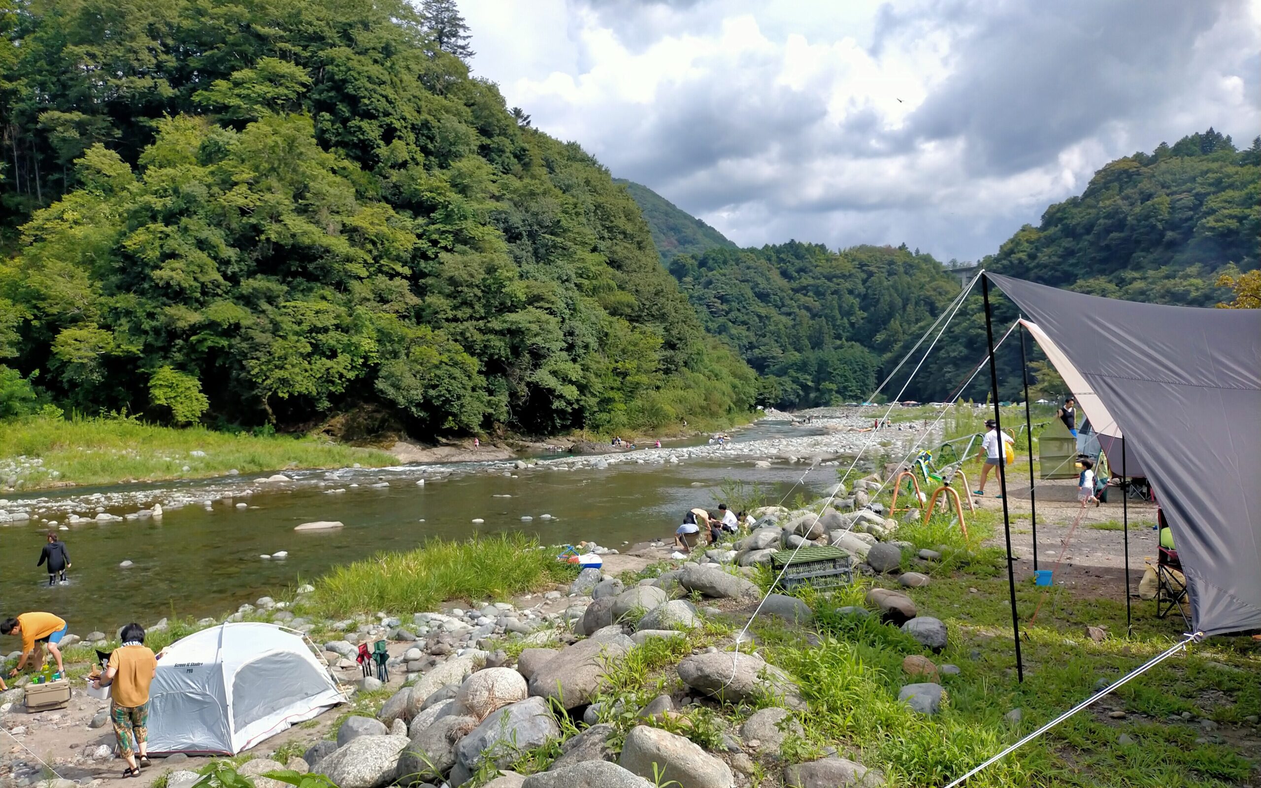 青野原オートキャンプ場、タープを張ったキャンプサイトから見た道志川