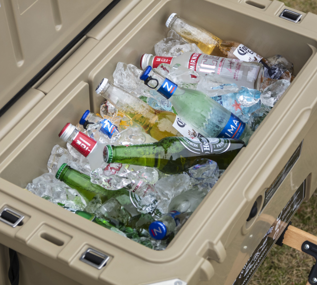 クーラーボックスに入ったキンキンに冷えたドリンク