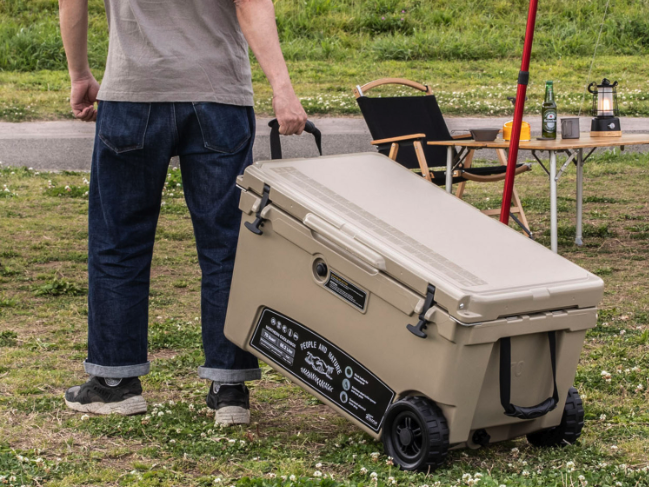 FIELDOOR(フィールドア) ノーザンクーラーボックス(66.2L)を引いてコロコロと運ぶ様子