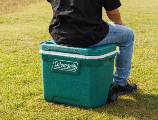 コールマン(Coleman) エクストリームホイールクーラー 50QTに腰をかけて座る様子