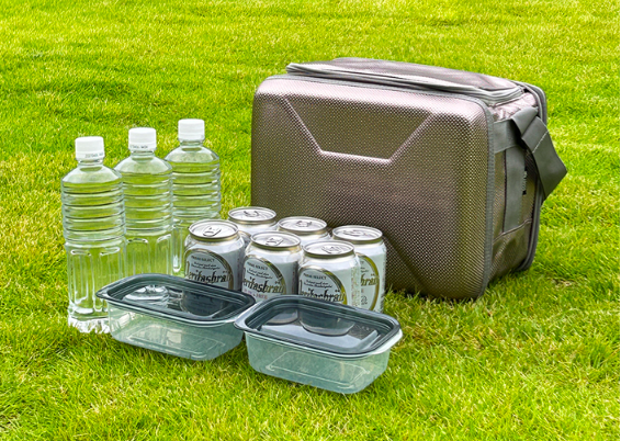 ロゴス(LOGOS) ハイパー氷点下クーラーM350ml缶が16本もしくは、ペットボトル500mlが12本と、氷点下パックが入る容量です。