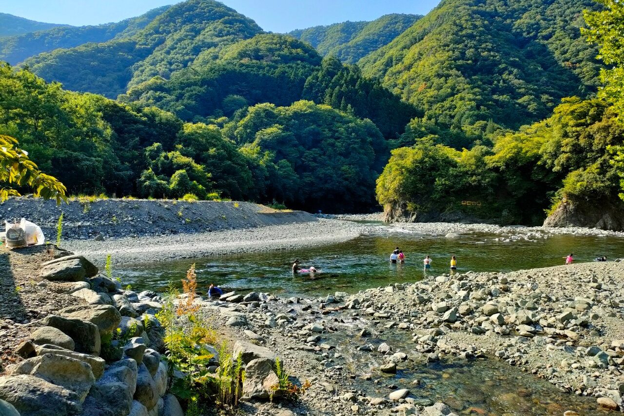 このまさわキャンプ場の道志川とこのまさわの合流ポイント