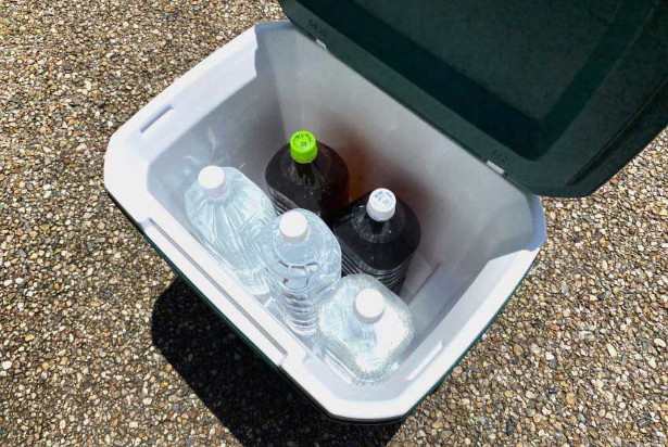 コールマンエクストリームホイールクーラーの中に縦置きされた２Lペットボトル